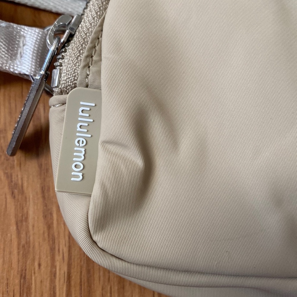 ❤️ Lululemon Everywhere Cross Body Bag Trench/White Opal - Picture 4 of 7